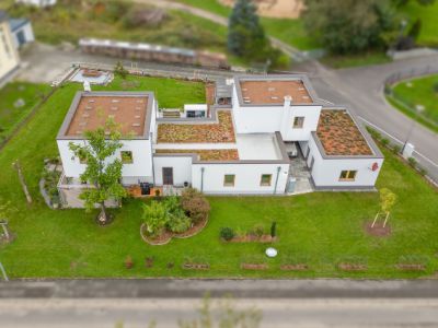 <small>Raumquartier Christ</small>Modernes Einfamilienhaus mit (Dach)Terassen, großen Garten, EBK, Garage