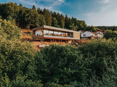 <small>Holz & Dach GmbH</small>Haus auf Stelzen