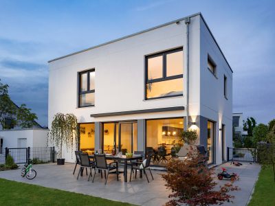 <small>SchwörerHaus KG</small>Kompaktes Familienhaus mit Flachdach